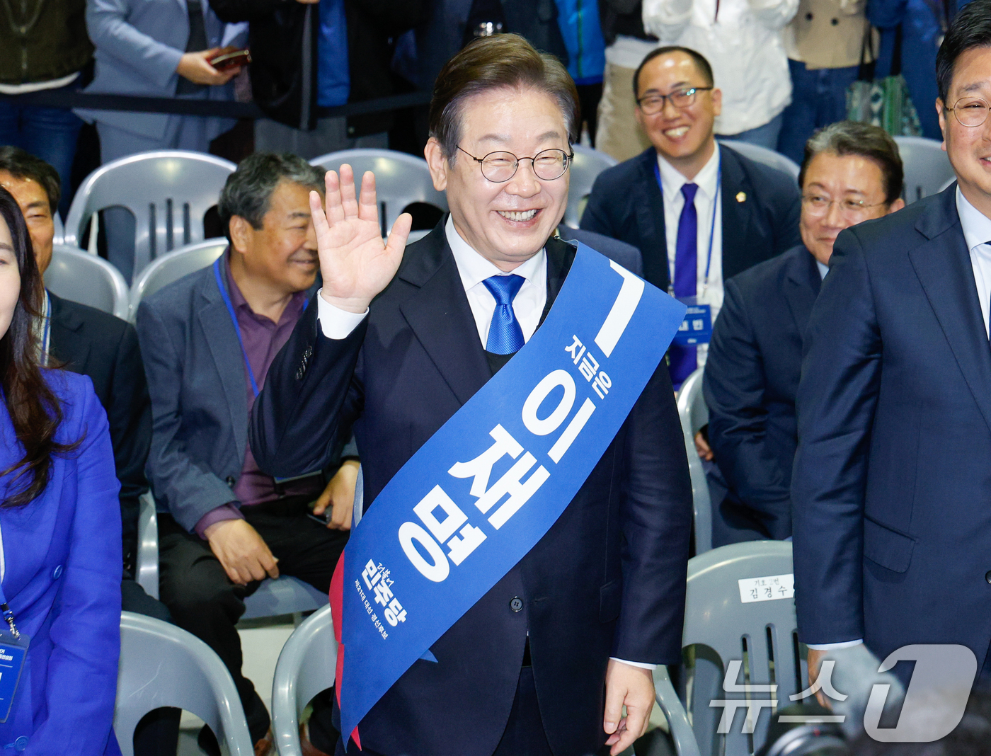 (울산=뉴스1) 안은나 기자 = 이재명 더불어민주당 대선 경선 후보가 20일 오후 경남 울산전시컨벤션센터에서 열린 영남권 합동연설회에서 대의원·권리당원의 온라인·ARS 투표 결과 …