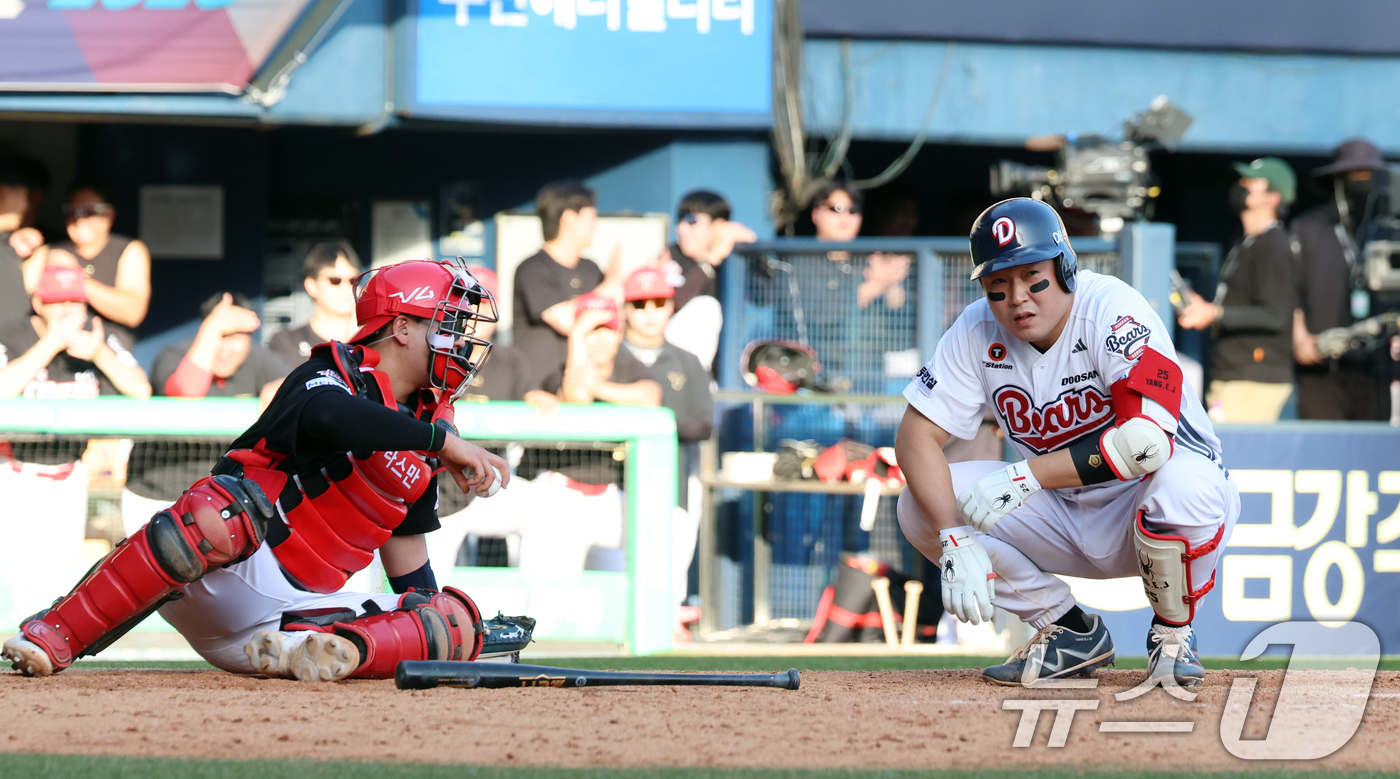(서울=뉴스1) 김명섭 기자 = 20일 오후 서울 송파구 잠실야구장에서 열린 '2025 신한 SOL뱅크 KBO 리그' 기아 타이거즈와 두산 베어스의 경기에서 9회말 두산 공격 1사 …