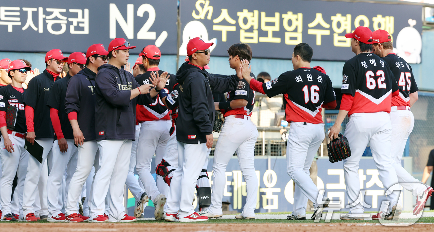 (서울=뉴스1) 김명섭 기자 = 20일 오후 서울 송파구 잠실야구장에서 열린 '2025 신한 SOL뱅크 KBO 리그' 기아 타이거즈와 두산 베어스의 경기에서 승리한 기아 선수단이 …