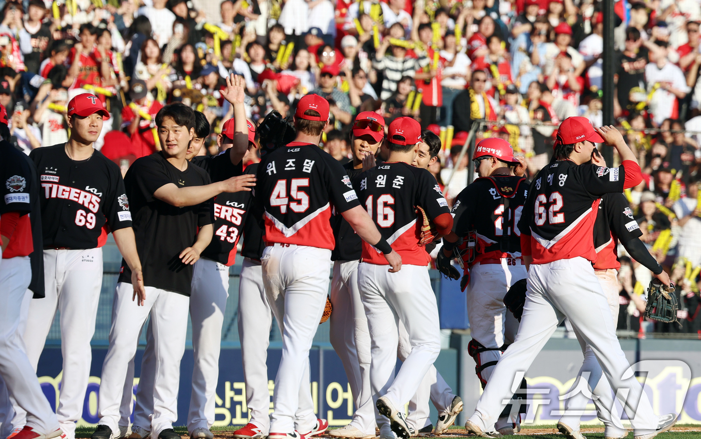 (서울=뉴스1) 김명섭 기자 = 20일 오후 서울 송파구 잠실야구장에서 열린 '2025 신한 SOL뱅크 KBO 리그' 기아 타이거즈와 두산 베어스의 경기에서 승리한 기아 선수들이 …