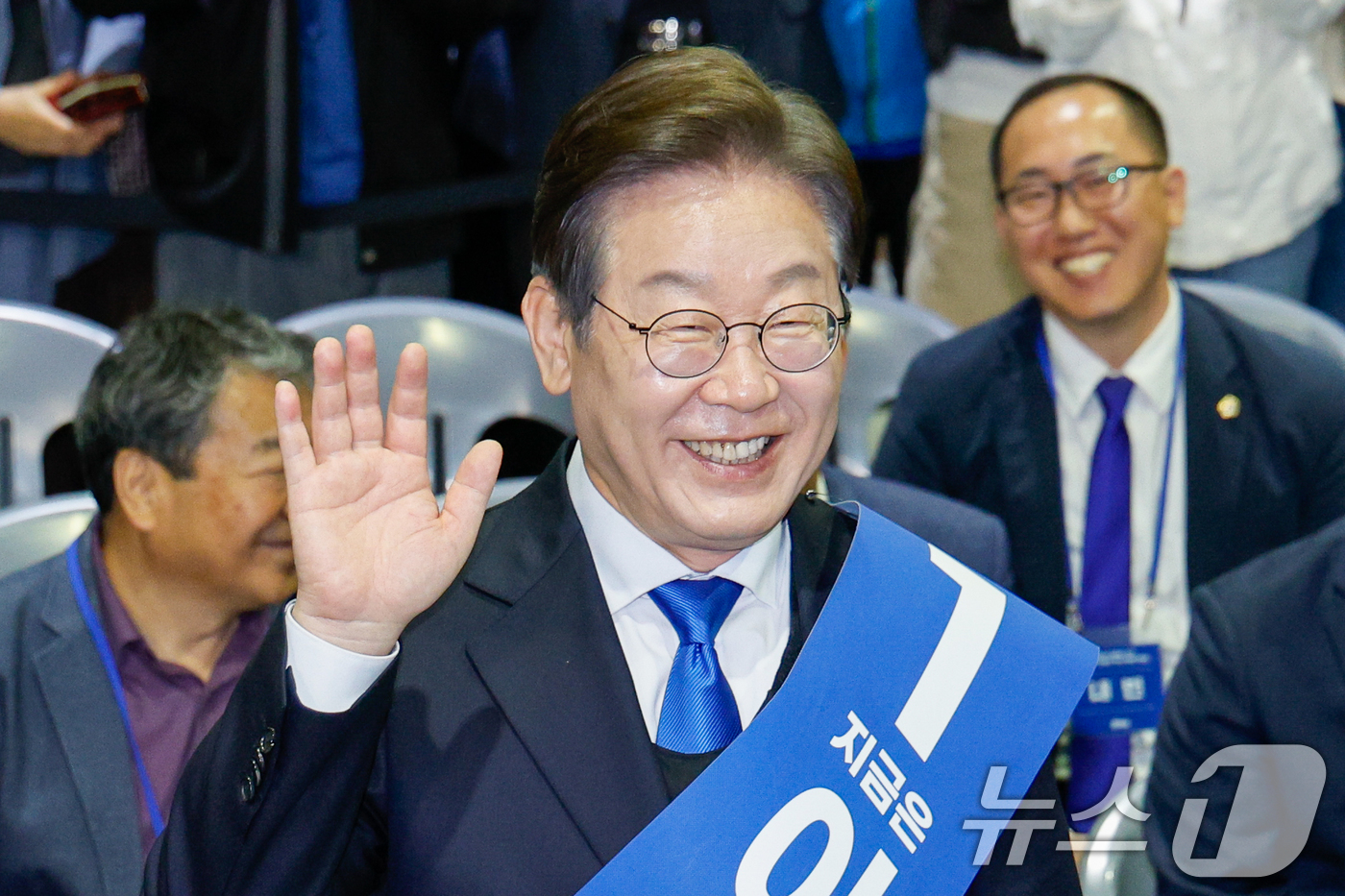 (울산=뉴스1) 안은나 기자 = 이재명 더불어민주당 대선 경선 후보가 20일 오후 경남 울산전시컨벤션센터에서 열린 영남권 합동연설회에서 대의원·권리당원의 온라인·ARS 투표 결과 …