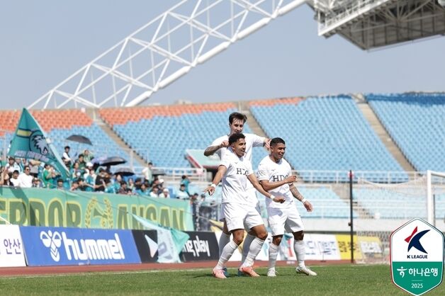 외국인 삼총사 골맛 본 부산, 안산 꺾고 4경기 만에 승리