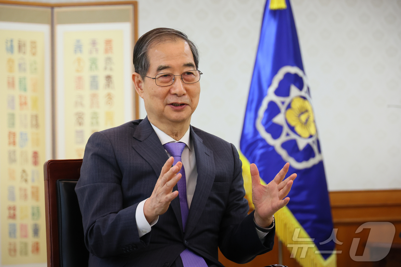 (서울=뉴스1) 임세영 기자 = 한덕수 대통령 권한대행 국무총리가 지난 17일 서울 종로구 정부서울청사에서 영국 언론사 파이낸셜 타임스(Financial Times, FT)와 미국 …