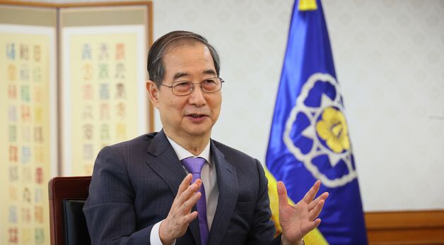 인터뷰 갖는 한덕수 대통령 권한대행