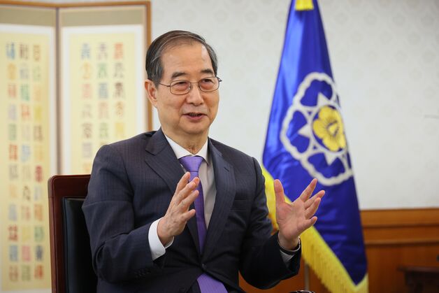 외신 인터뷰·부활절 예배…후보 같은 한덕수 '출마 노코멘트'
