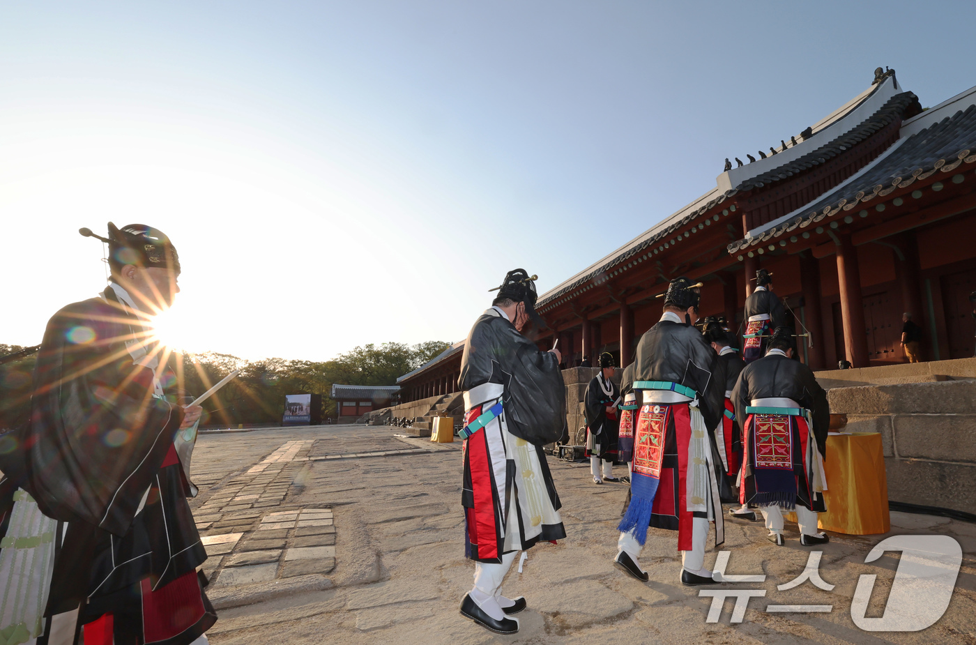 (서울=뉴스1) 장수영 기자 = 20일 오후 서울 종로구 종묘 정전에서 환안 완료 고유제가 진행되고 있다.국가유산청은 5년에 거쳐 국보 종묘 정전 보수공사를 완료하고 창덕궁 구(舊 …