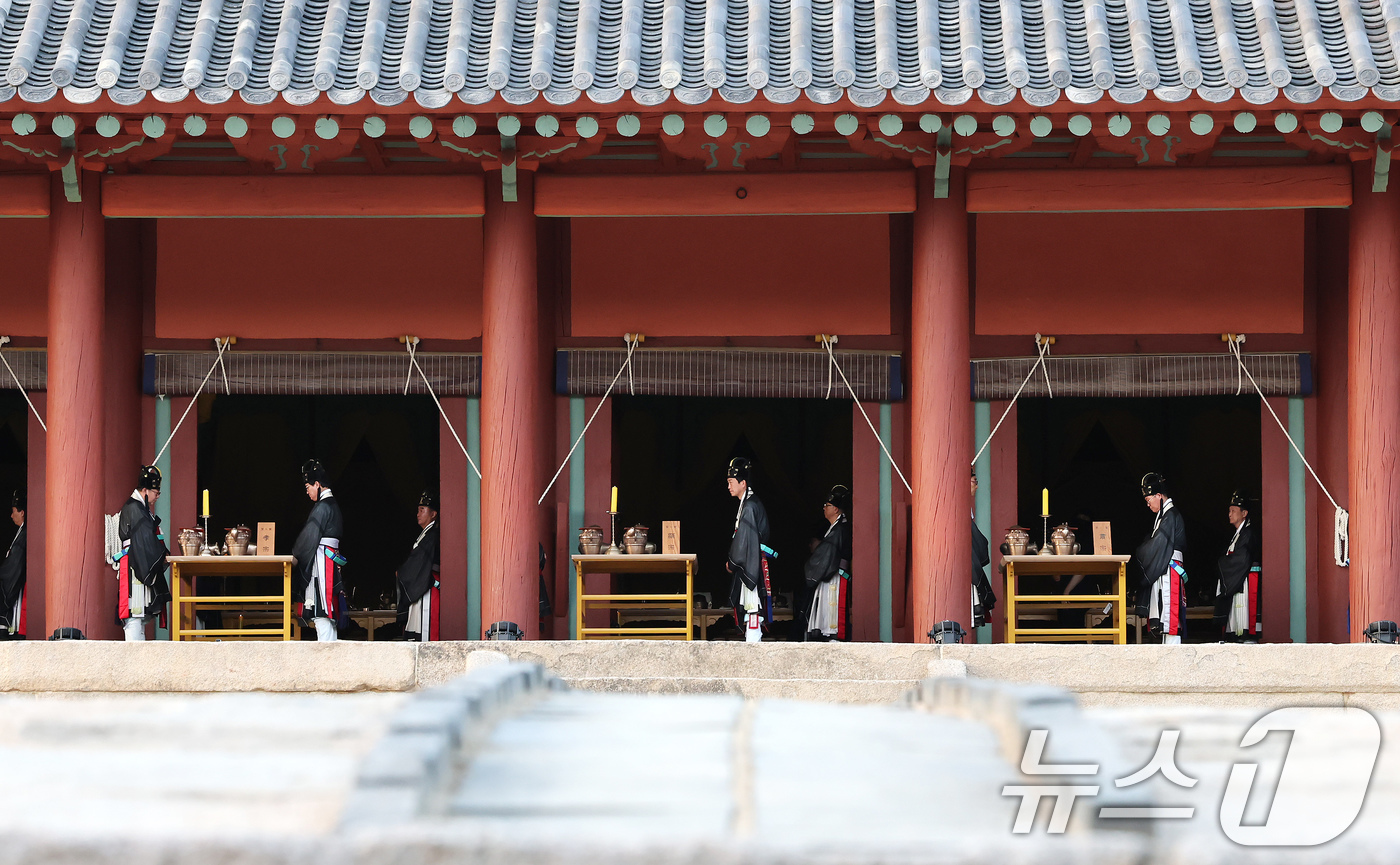 (서울=뉴스1) 장수영 기자 = 20일 오후 서울 종로구 종묘 정전에서 환안 완료 고유제가 진행되고 있다.국가유산청은 5년에 거쳐 국보 종묘 정전 보수공사를 완료하고 창덕궁 구(舊 …