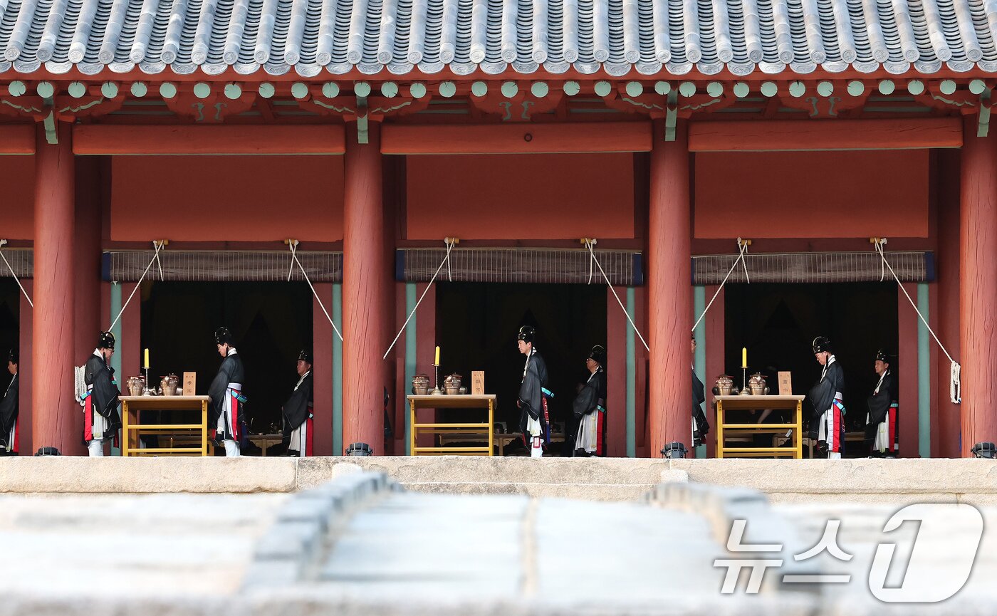 본문 이미지 - 20일 오후 서울 종로구 종묘 정전에서 환안 완료 고유제가 진행되고 있다.2025.4.20/뉴스1 ⓒ News1 장수영 기자