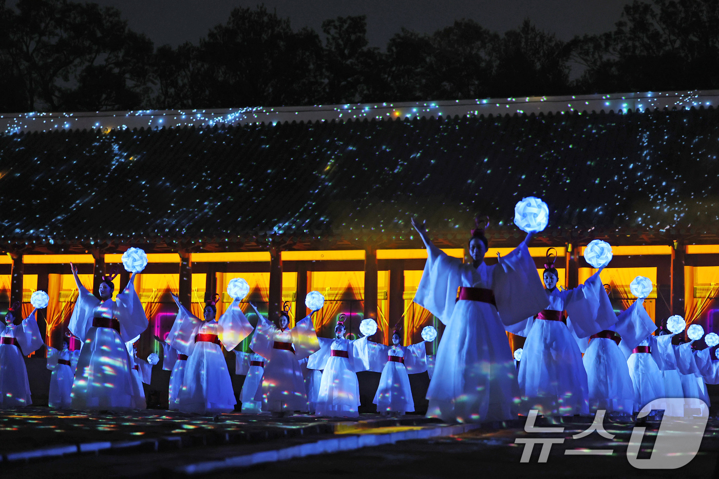 (서울=뉴스1) 장수영 기자 = 20일 오후 서울 종로구 종묘 정전에서 보수 공사 준공기념 미디어파사드 공연이 펼쳐지고 있다.국가유산청은 5년에 거쳐 국보 종묘 정전 보수공사를 완 …