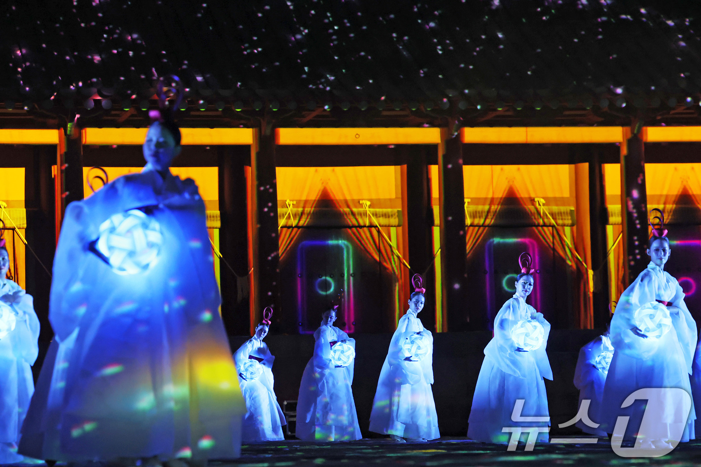 (서울=뉴스1) 장수영 기자 = 20일 오후 서울 종로구 종묘 정전에서 보수 공사 준공기념 미디어파사드 공연이 펼쳐지고 있다.국가유산청은 5년에 거쳐 국보 종묘 정전 보수공사를 완 …