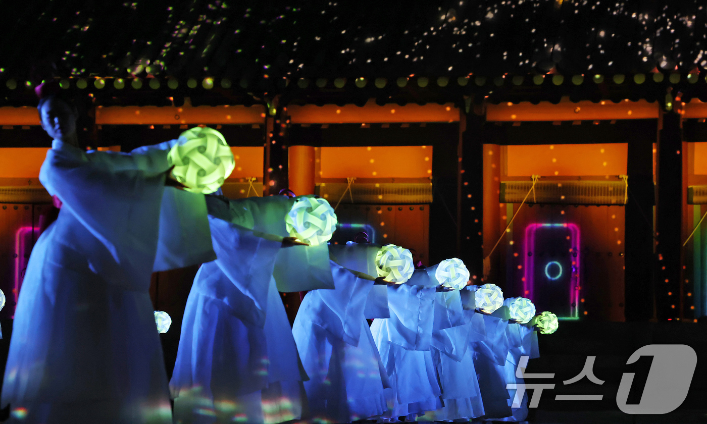 (서울=뉴스1) 장수영 기자 = 20일 오후 서울 종로구 종묘 정전에서 보수 공사 준공기념 미디어파사드 공연이 펼쳐지고 있다.국가유산청은 5년에 거쳐 국보 종묘 정전 보수공사를 완 …