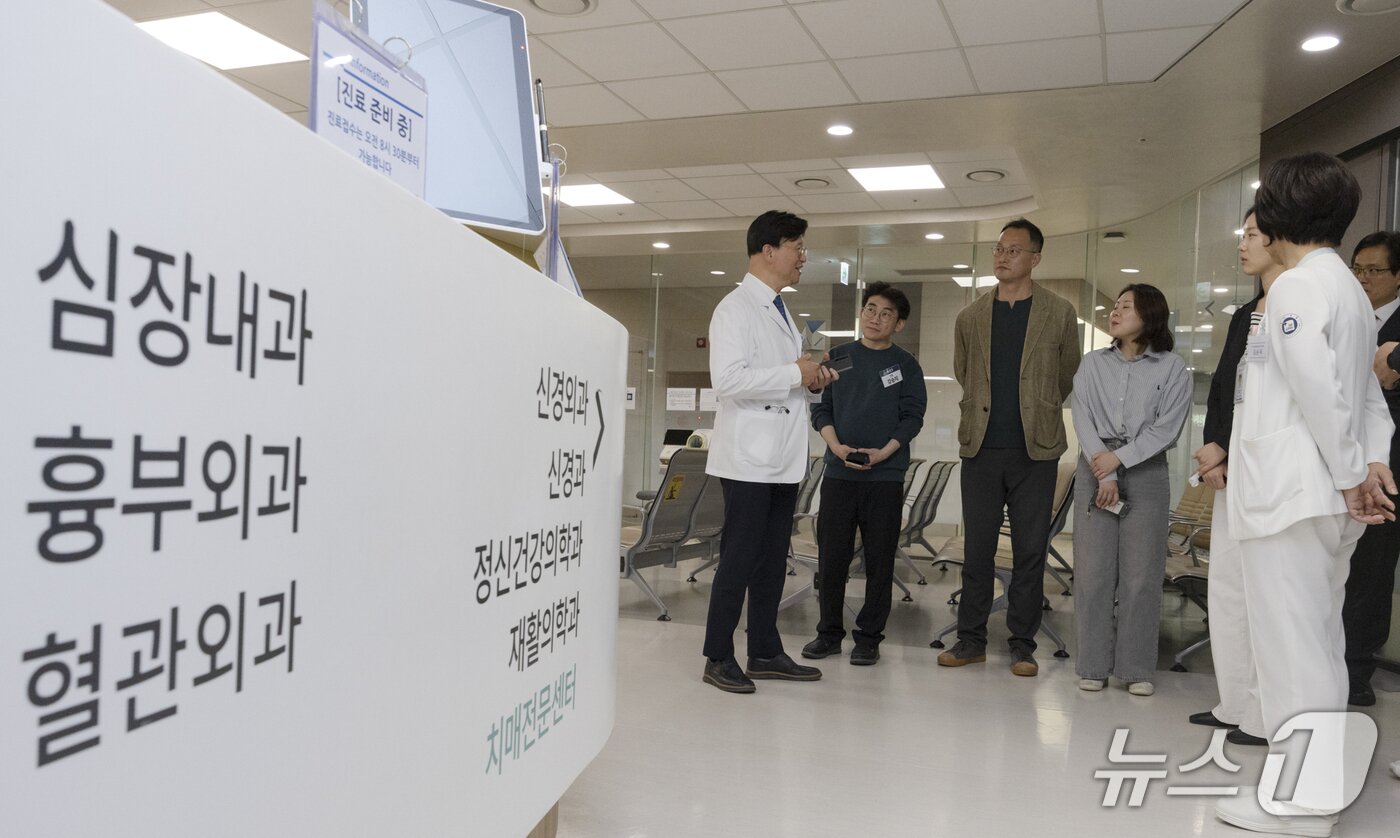 본문 이미지 - 박진식 혜원의료재단 세종병원그룹 이사장이 인천세종병원 내 심뇌혈관센터를 소개하고 있다.(보건복지부 제공)