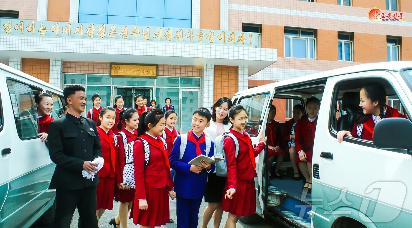(평양 노동신문=뉴스1) = 북한 노동당 기관지 노동신문은 21일 '꾀꼴새학교'로 알려진 선교구역 율곡고급중학교(고등학교) 아동음악반 학생들을 위한 통학버스를 조명하며 김정은 당 …