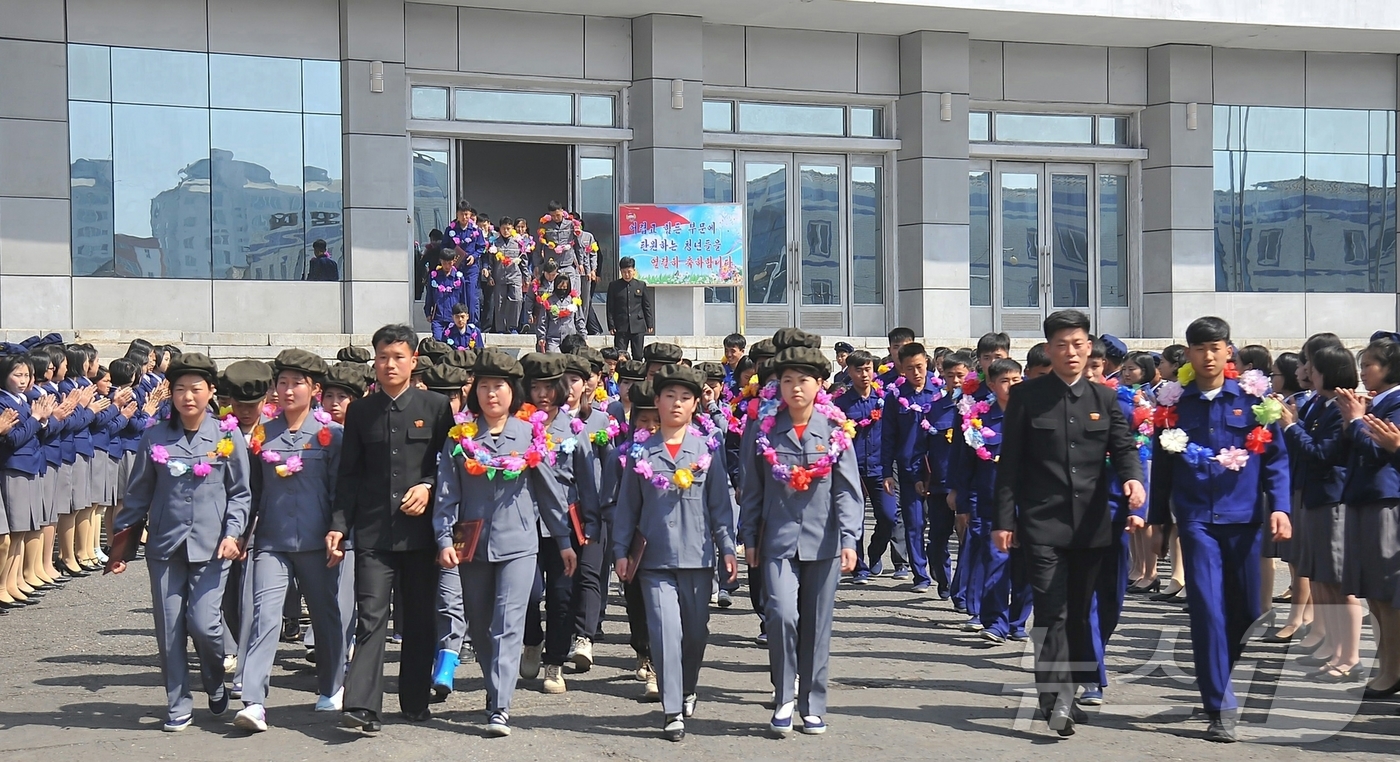 (평양 노동신문=뉴스1) = 북한 노동당 기관지 노동신문은 21일 남포시의 많은 청년들이 지방발전 정책을 관철하며 일터에 용약 탄원(자원)했다고 보도했다. 지난 20일 진행된 축하 …