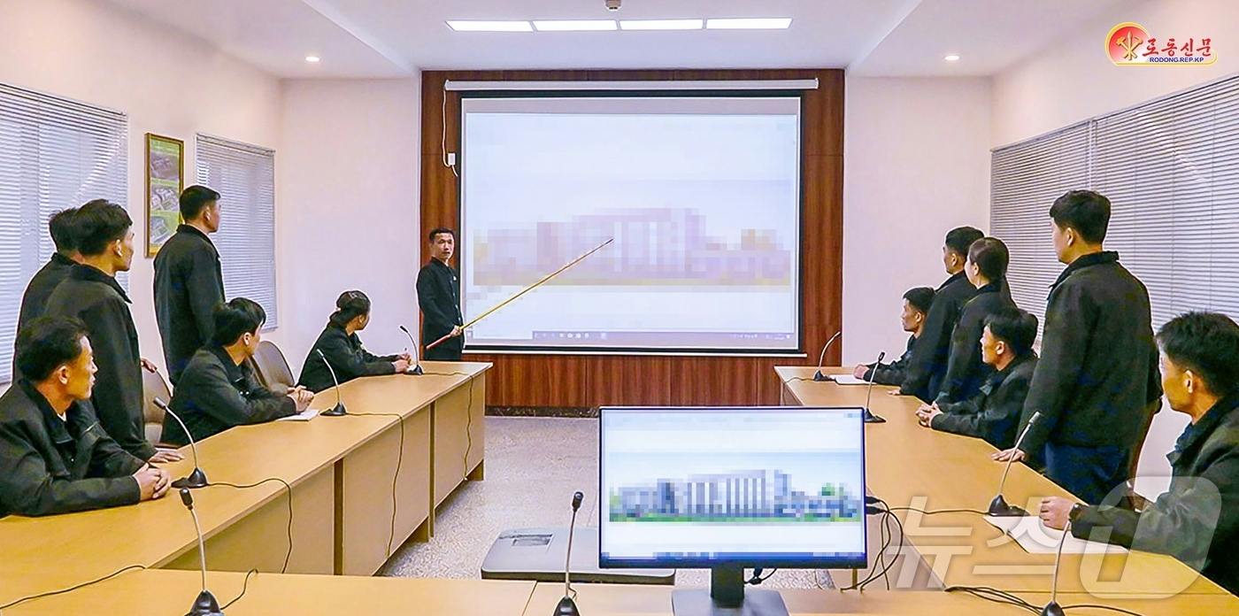 (평양 노동신문=뉴스1) = 북한 노동당 기관지 노동신문은 21일 자강도설계연구소에서 "지방 특유의 멋이 살아나는 건축 설계를 내놓기 위해 지혜를 합쳐가고 있다"고 보도했다. [국 …