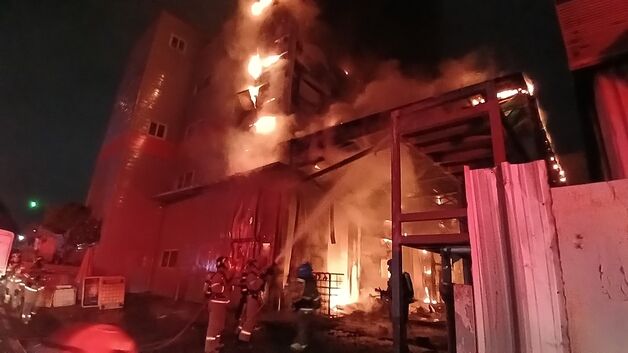 부산 구평동 사료공장서 원인 모를 불…4명 대피