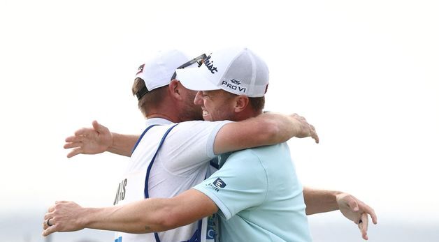 [포토] 3년만의 PGA 투어 우승에 캐디와 포옹하는 토머스