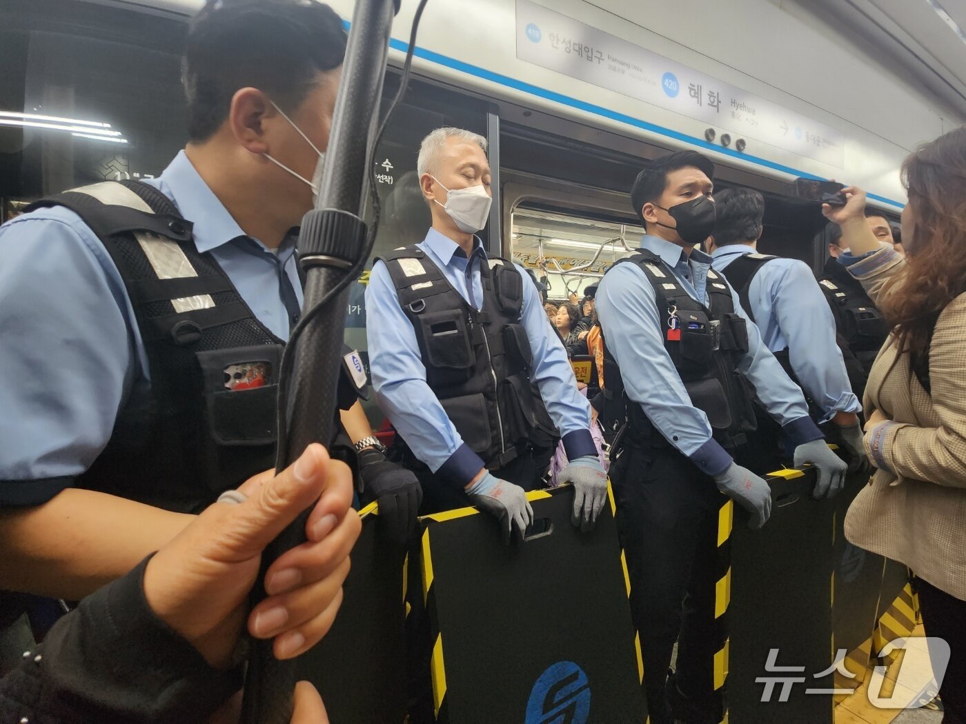 본문 이미지 - 21일 오전 서울 지하철 4호선 혜화역에서 서울교통공사 직원들이 방패를 들고 시위자들의 탑승을 제한하고 있다. / 뉴스1 권진영 기자