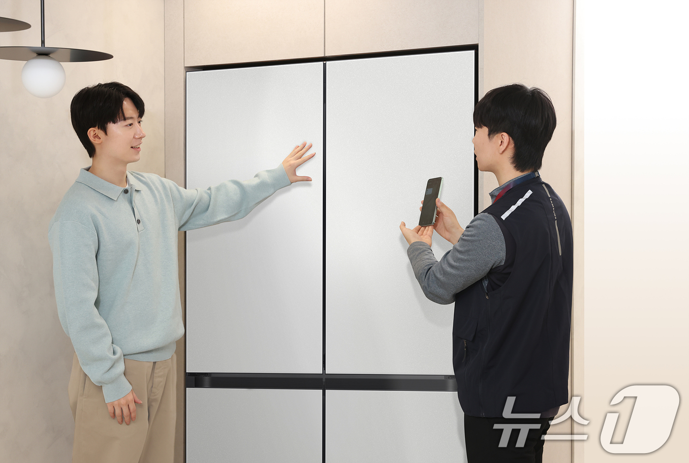 (서울=뉴스1) = 삼성전자가 구독 중인 가전제품에 대한 이상 징후 발견 시 고객에게 전화로 안내하고 방문 수리 접수까지 해주는 'AI 사전 케어 알림' 서비스로 가전 구독 케어 …