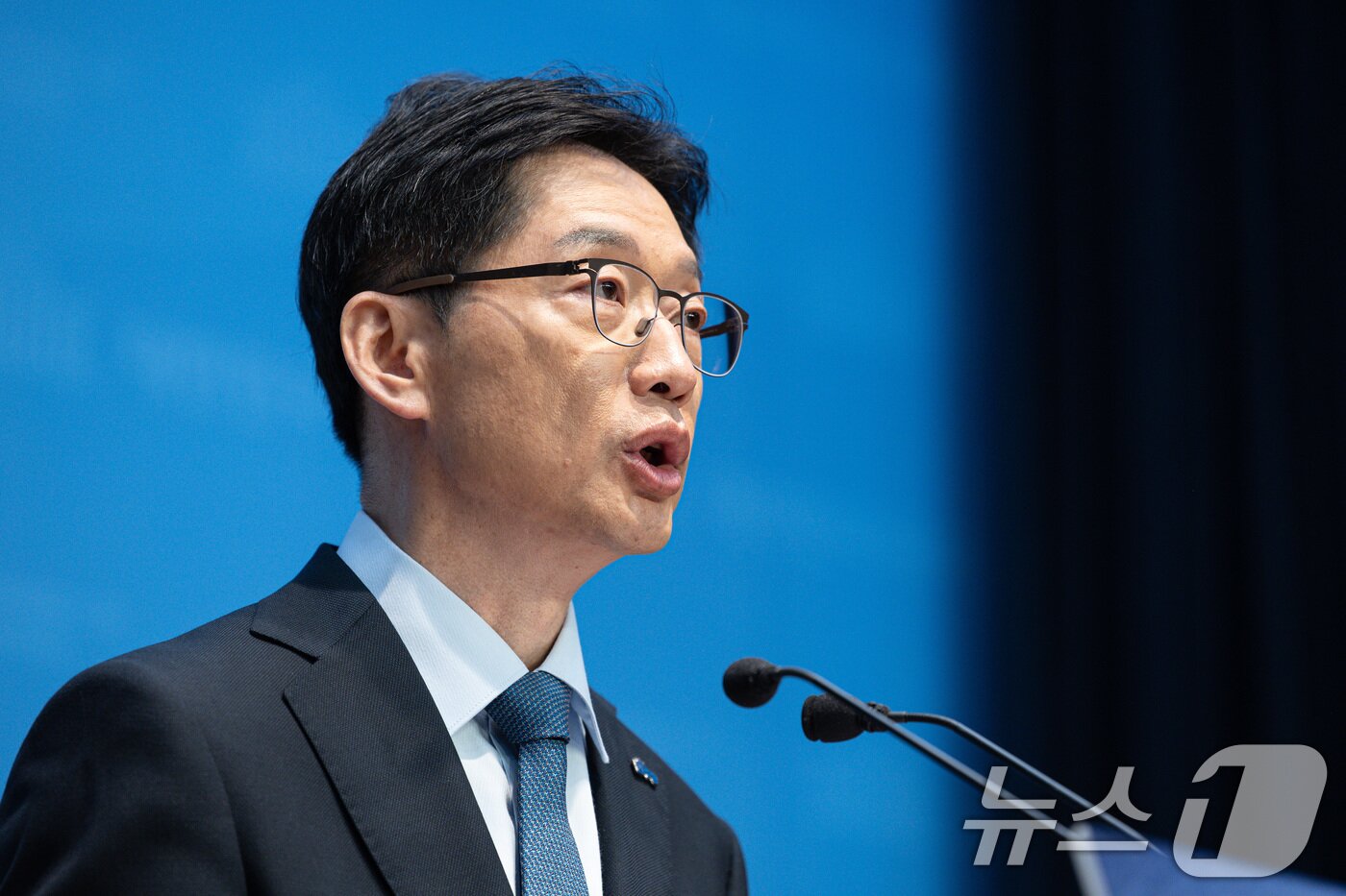 본문 이미지 - 김경수 더불어민주당 대선 경선 후보가 21일 오전 서울 여의도 국회 소통관에서 교육·사회·정치·외교·안보·국방 분야 2차 정책발표를 하고 있다. 2025.4.21/뉴스1 ⓒ News1 이재명 기자