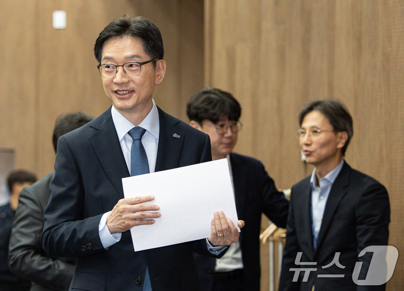 (서울=뉴스1) 이재명 기자 = 김경수 더불어민주당 경선 후보가 21일 오전 서울 여의도 국회 소통관에서 열린 교육·사회·정치·외교·안보·국방 분야 2차 정책발표에 참석하고 있다. …