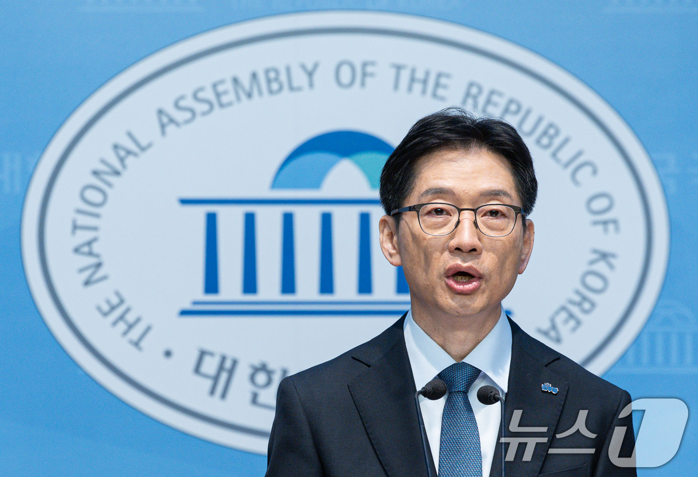 (서울=뉴스1) 이재명 기자 = 김경수 더불어민주당 경선 후보가 21일 오전 서울 여의도 국회 소통관에서 교육·사회·정치·외교·안보·국방 분야 2차 정책발표를 하고 있다. 2025 …