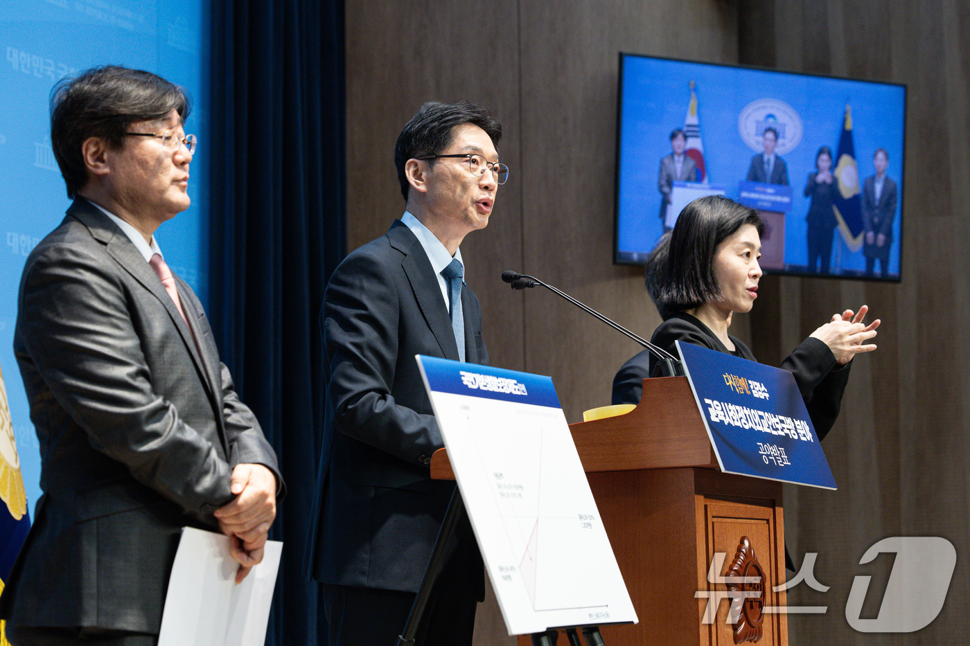 (서울=뉴스1) 이재명 기자 = 김경수 더불어민주당 경선 후보가 21일 오전 서울 여의도 국회 소통관에서 교육·사회·정치·외교·안보·국방 분야 2차 정책발표를 하고 있다. 2025 …