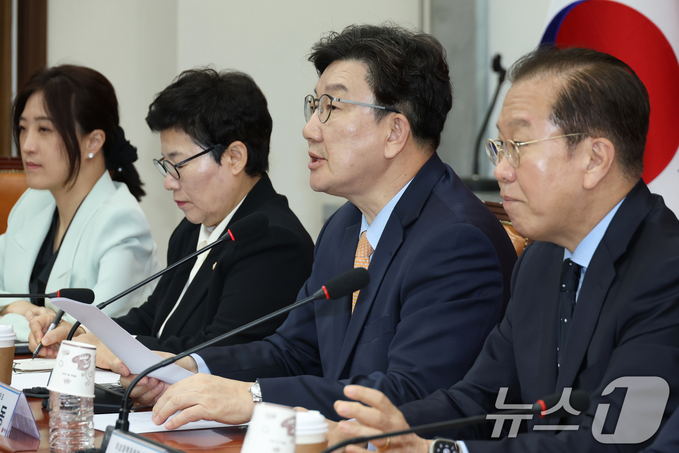 (서울=뉴스1) 이광호 기자 = 권성동 국민의힘 원내대표가 21일 오전 서울 여의도 국회에서 열린 비상대책위원회의에서 발언하고 있다. 2025.4.21/뉴스1