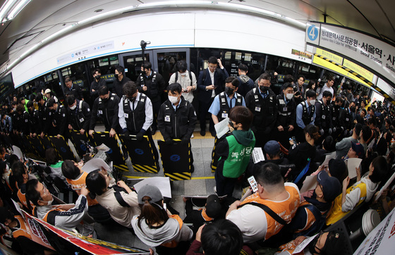 출근길 '전장연 시위' 4호선 혜화역 1시간 무정차 통과 후 정상운행(종합)