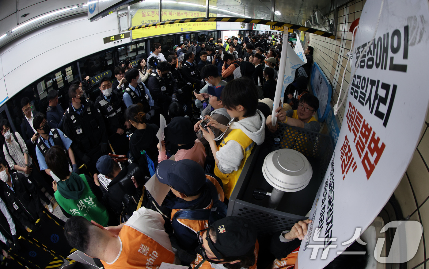 (서울=뉴스1) 이동해 기자 = 21일 서울 지하철 4호선 혜화역 동대문 방면 승강장에서 열린 제62차 '출근길 지하철 탑니다' 시위에서 전국장애인차별철폐연대(전장연) 회원들이 경 …