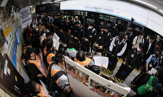 전장연 "지하철 출근길 시위, 지방선거까지 잠정 중단"(종합)
