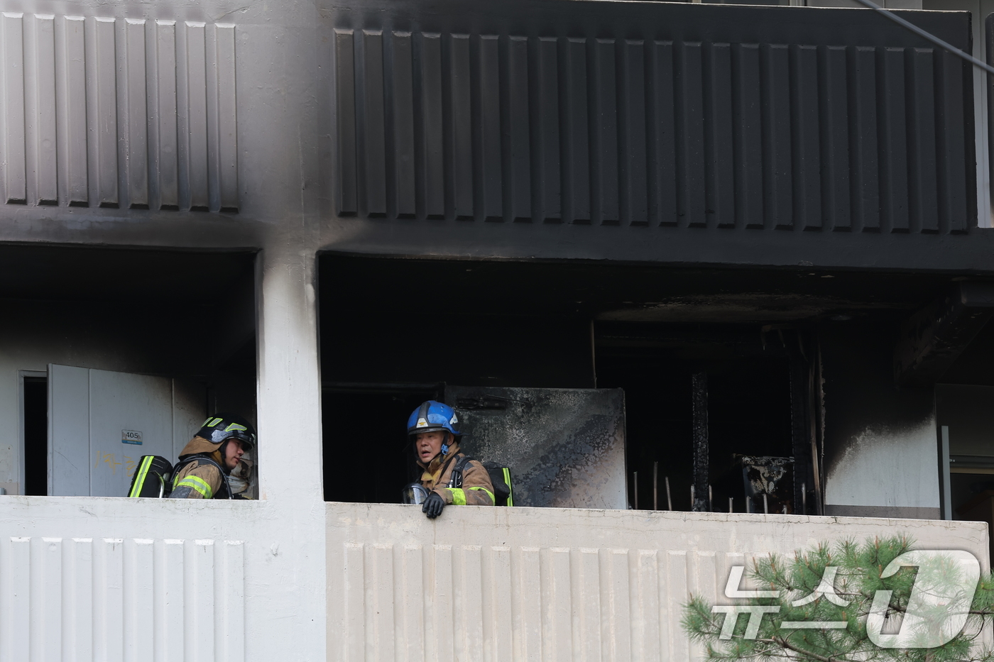 (서울=뉴스1) 박정호 기자 = 21일 서울 관악구 봉천동의 한 아파트에서 불이 나 소방대원들이 진화작업 후 현장을 확인하고 있다.소방당국에 따르면 이날 오전 8시 17분 봉천동 …