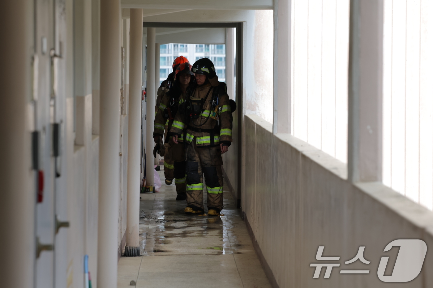 (서울=뉴스1) 박정호 기자 = 21일 서울 관악구 봉천동의 한 아파트에서 불이 나 소방대원들이 진화작업 후 현장을 확인하고 있다.소방당국에 따르면 이날 오전 8시 17분 봉천동 …