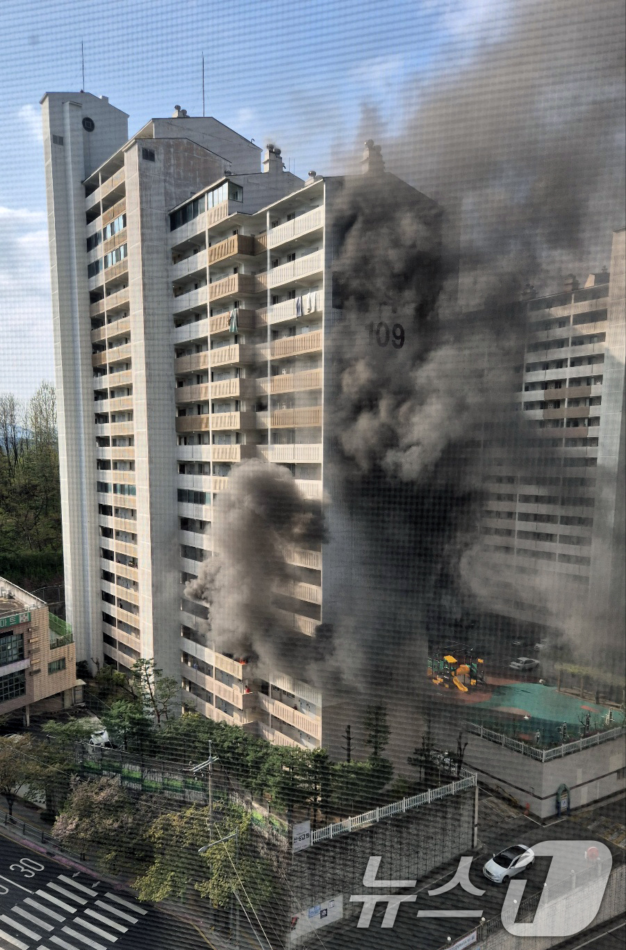 (서울=뉴스1) = 21일 오전 8시 17분쯤 서울 관악구 봉천동의 21층 규모 아파트에서 불이 나고 있다. (독자 제공. 재판매 및 DB금지) 2025.4.21/뉴스1