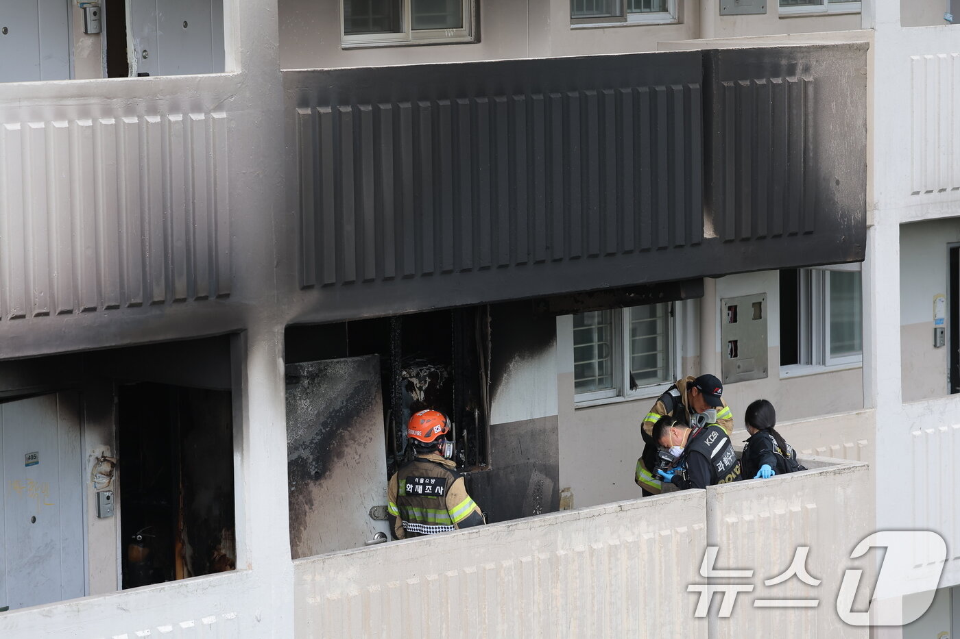본문 이미지 - 21일 서울 관악구 봉천동의 한 아파트에서 불이 나 소방대원 및 과학수사대가 진화작업 후 현장을 확인하고 있다. 2025.4.21/뉴스1 ⓒ News1 박정호 기자