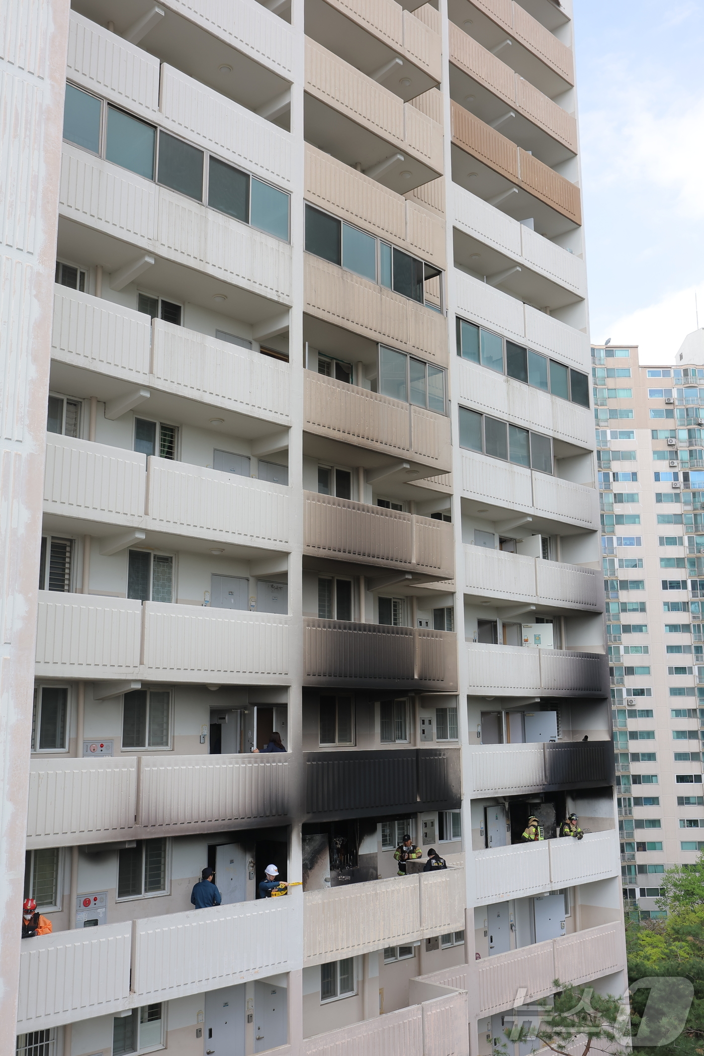 (서울=뉴스1) 박정호 기자 = 21일 서울 관악구 봉천동의 한 아파트에서 불이 나 외벽이 검게 그을려 있다.소방당국에 따르면 이날 오전 8시 17분 봉천동 소재 21층 규모의 아 …