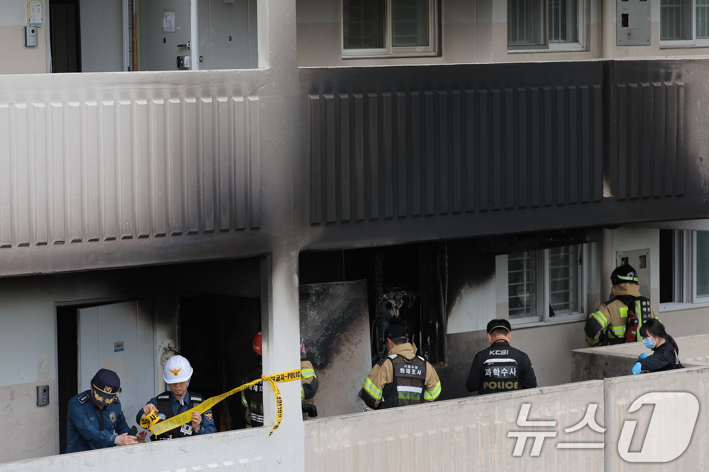 (서울=뉴스1) 박정호 기자 = 21일 서울 관악구 봉천동의 한 아파트에서 불이 나 소방대원 및 과학수사대가 진화작업 후 현장을 확인하고 있다. 2025.4.21/뉴스1