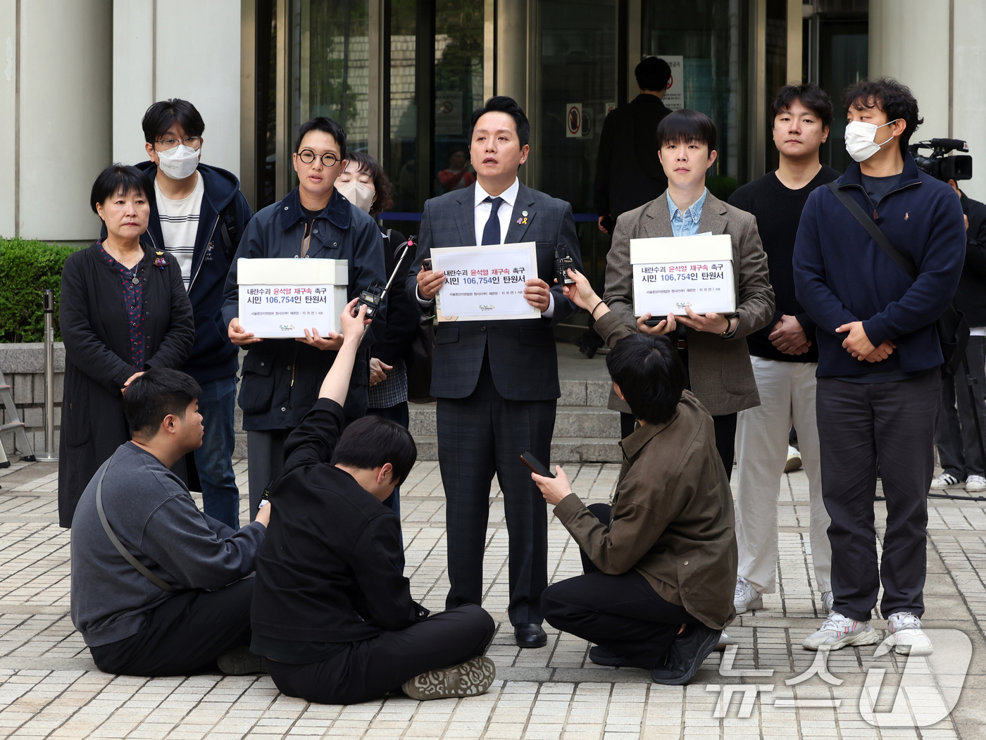 (서울=뉴스1) 황기선 기자 = 군인권센터 회원들이 21일 오전 서울 서초구 서울중앙지방법원 앞에서 '윤석열 전 대통령 재구속 촉구 서명 지귀연 재판부 전달' 기자회견을 하고 있다 …