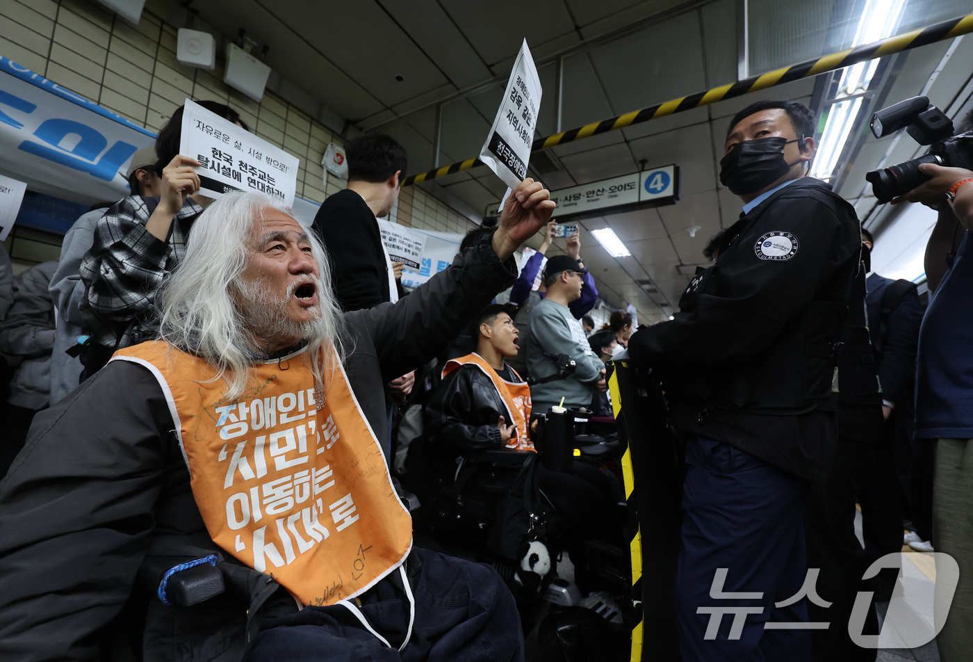 (서울=뉴스1) 이동해 기자 = 박경석 전국장애인차별철폐연대(전장연) 대표가 21일 서울 지하철 4호선 혜화역 동대문 방면 승강장에서 열린 제62차 '출근길 지하철 탑니다' 시위에 …