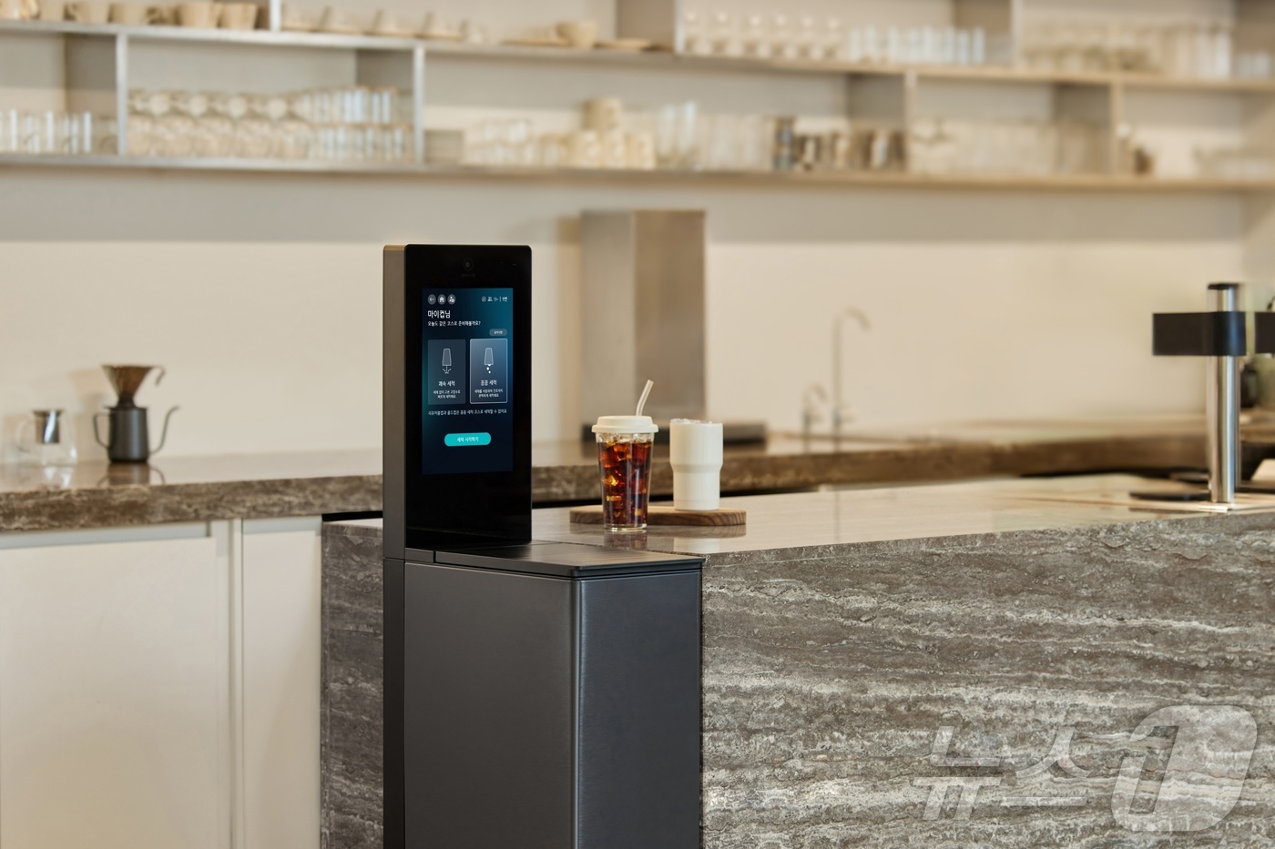 (서울=뉴스1) = LG전자가 오는 22일 '지구의 날'에 B2B 신사업으로 육성 중인 텀블러 세척기 '마이컵'을 출시하며 B2B 사업 영역을 확대한다고 21일 밝혔다.사진은 텀블 …