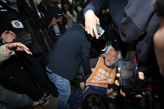 '전장연 탑승 시위'로 4호선 혜화역 하행선 무정차 통과