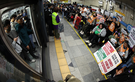 전장연,  4호선 동대문역서 경찰과 대치…열차 30분 넘게 정차 중