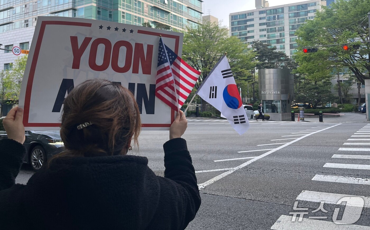 본문 이미지 - 21일 오전 8시 40분쯤 서울 서초구 서초동 윤석열 전 대통령 사저 입구에서 지지자들이 응원하고 있다.2025.4.21/뉴스1 김종훈 기자