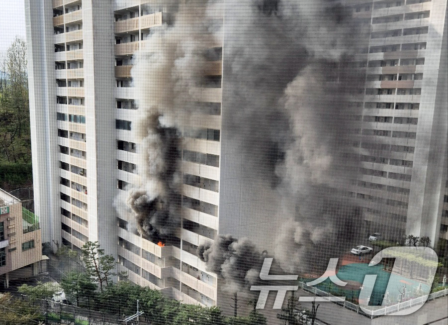 (서울=뉴스1) = 21일 오전 8시 17분쯤 서울 관악구 봉천동의 21층 규모 아파트에서 불이 나고 있다. (독자 제공. 재판매 및 DB금지) 2025.4.21/뉴스1