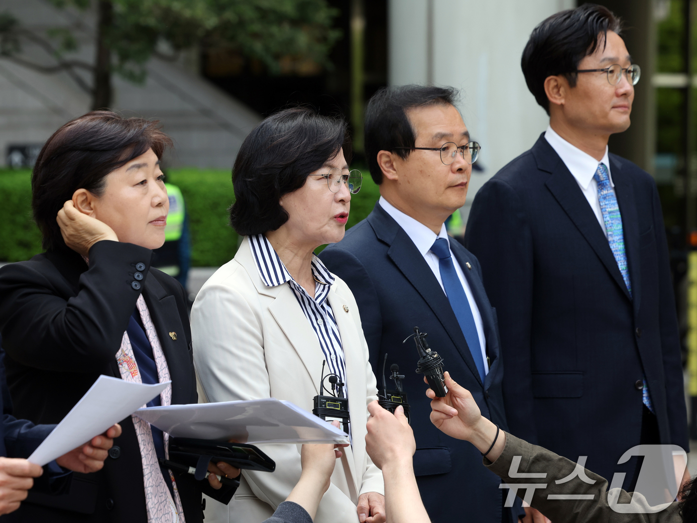 (서울=뉴스1) 황기선 기자 = 추미애 더불어민주당 윤석열 내란진상조사단장과 소속 의원들이 21일 오전 서울 서초구 서울중앙지방법원 앞에서 기자회견을 열고 내란 우두머리 혐의로 기 …