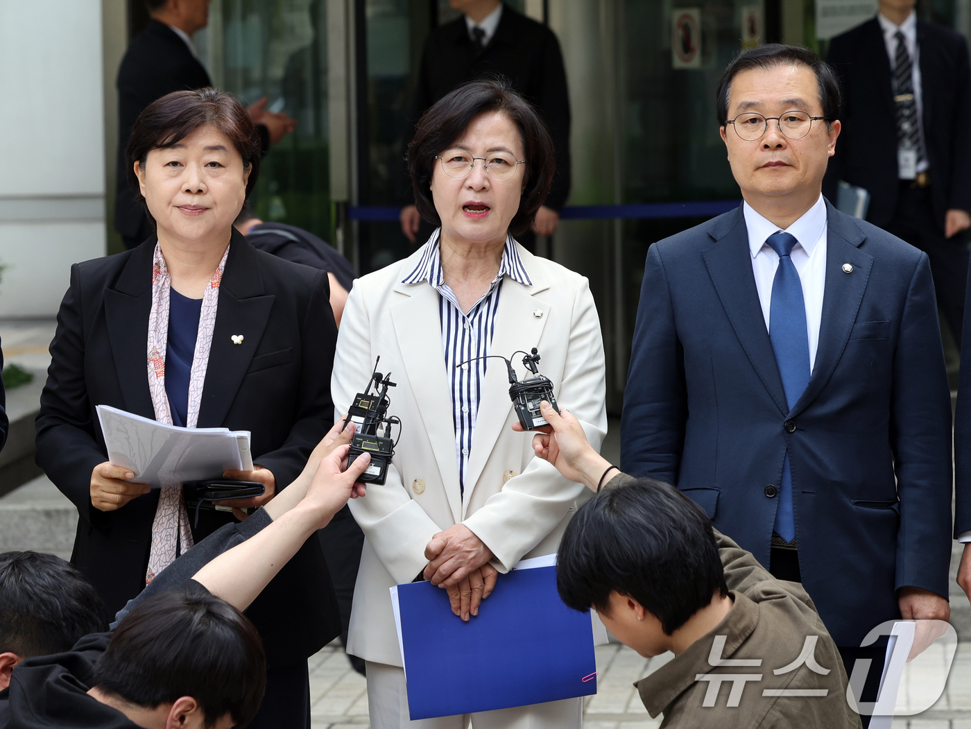 (서울=뉴스1) 황기선 기자 = 추미애 더불어민주당 윤석열 내란진상조사단장과 소속 의원들이 21일 오전 서울 서초구 서울중앙지방법원 앞에서 기자회견을 열고 내란 우두머리 혐의로 기 …