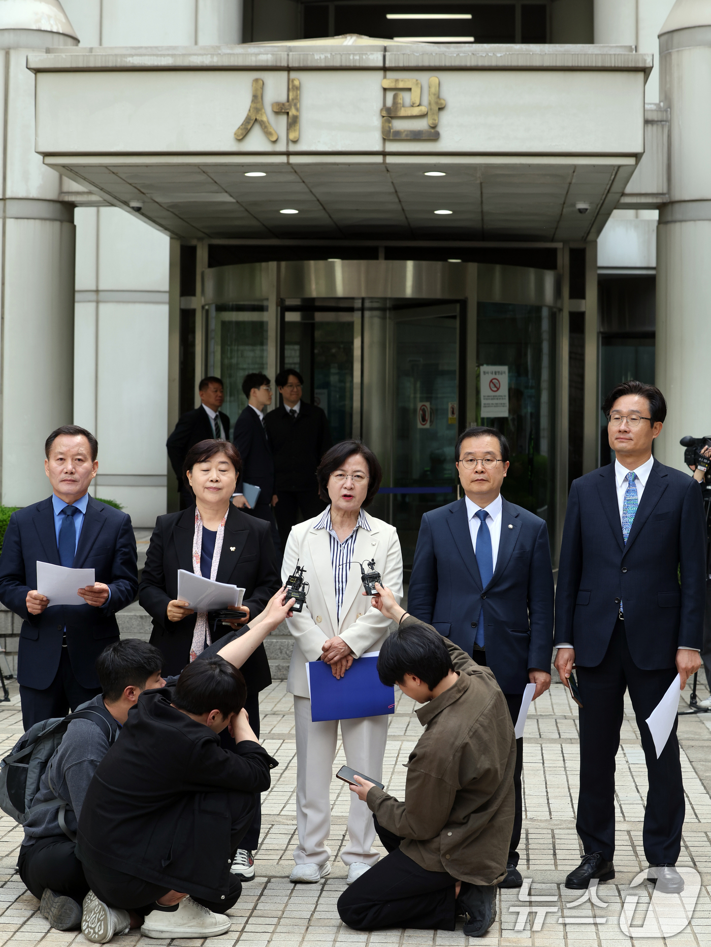 (서울=뉴스1) 황기선 기자 = 추미애 더불어민주당 윤석열 내란진상조사단장과 소속 의원들이 21일 오전 서울 서초구 서울중앙지방법원 앞에서 기자회견을 열고 내란 우두머리 혐의로 기 …