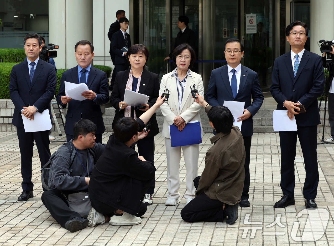 (서울=뉴스1) 황기선 기자 = 추미애 더불어민주당 윤석열 내란진상조사단장과 소속 의원들이 21일 오전 서울 서초구 서울중앙지방법원 앞에서 기자회견을 열고 내란 우두머리 혐의로 기 …