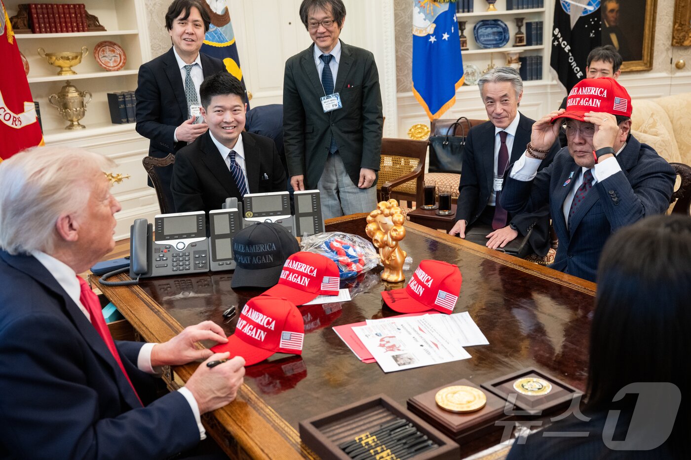 본문 이미지 - 지난  4월 16일&#40;현지시간&#41; 미국 워싱턴DC 백악관 집무실을 찾은 아카자와 료세이 일본 경제재생상이 도널드 트럼프 미국 대통령이 서명해 건네 준 &#39;마가&#40;MAGA, 미국을 다시 위대하게&#41;&#39; 모자를 써보고 있다.&#40;출처 백악관&#41; ⓒ News1 류정민 특파원