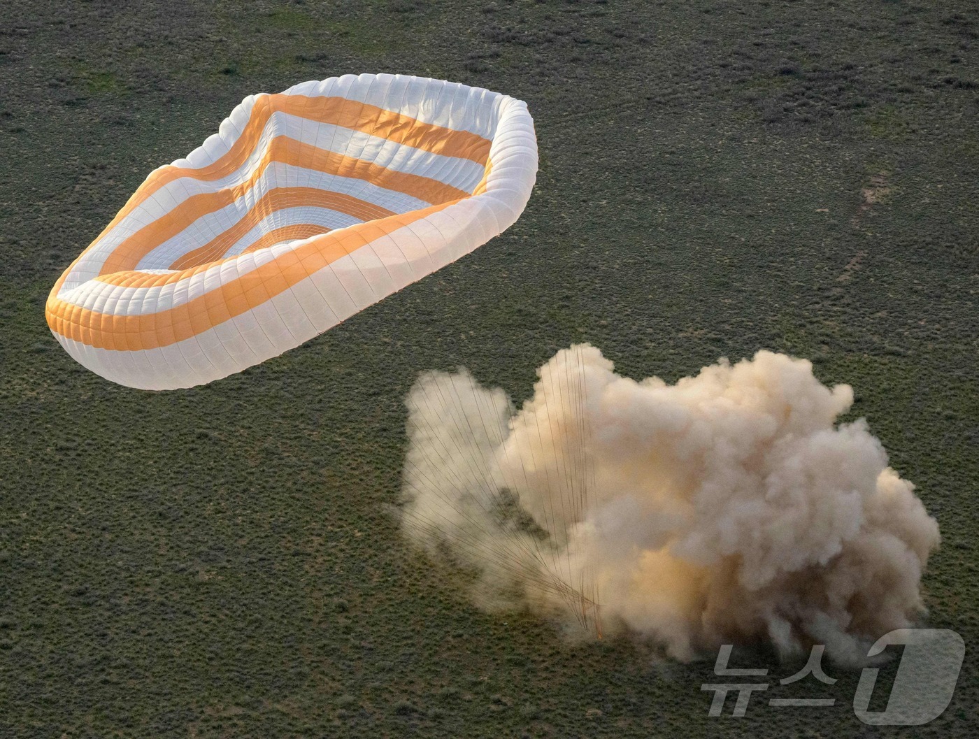 (제즈카즈칸 AFP=뉴스1) 우동명 기자 = 20일(현지시간) 소유즈 MS-26 우주선이 국제우주정거장(ISS)에서 220일 간 체류한 뒤 카자흐스탄 제즈카즈칸 인근의 외딴 마을에 …